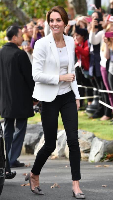 各国王妃穿西装,凯特王妃美极了,最后一位穿了像大咖