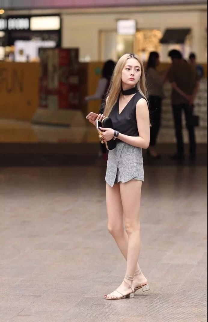 东莞街拍 美女很有气质 穿着露肩吊带短裤 一双白白长腿让人羡慕