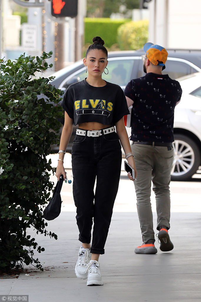 “啤酒妹”麦迪逊短T“炫腹”身材比例佳  顶“道姑头”秀性感厚