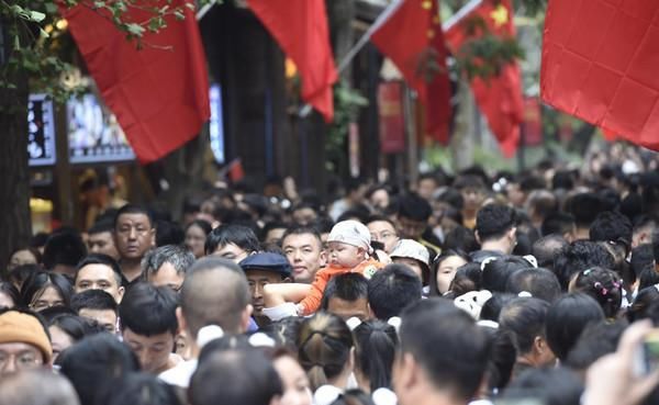 成都这条美食街，每到节假日都寸步难行，游客调侃：“满”出来了