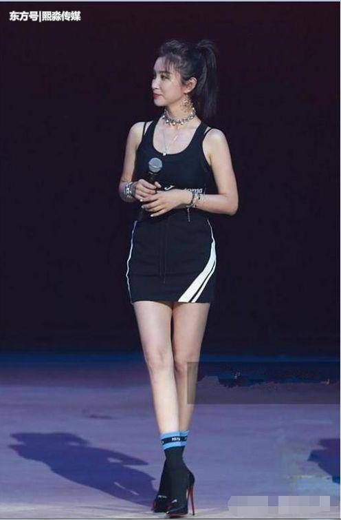 45岁李冰冰真敢穿!高跟鞋里面竟然穿袜子，网友:一般人穿不来