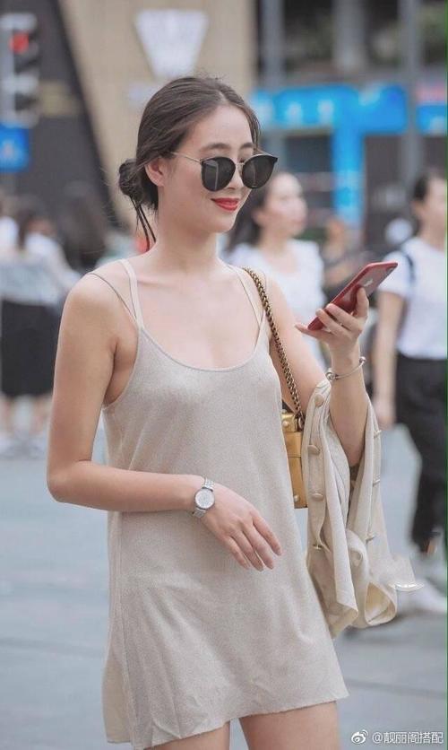 小女人穿上了透明吊带裙，若隐若现的曼妙身材很有诱惑力