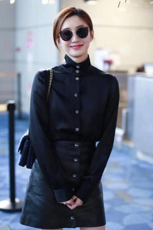 江疏影穿件印花衬衫就出门，目光全程被下身吸引，网友：裤子呢？