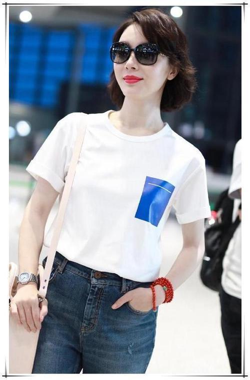 40岁女人就别乱穿了，学陈数这样，一件白T恤也能穿出高级感！