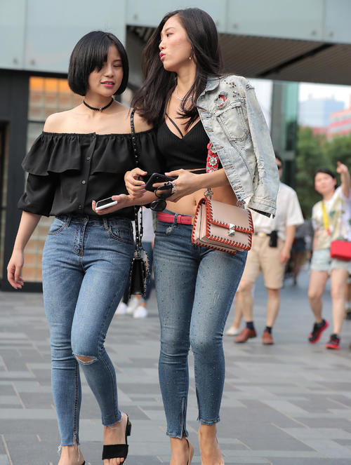 气质小姐姐紧身裤裹出肥硕臀线,身旁闺蜜被无视成路人