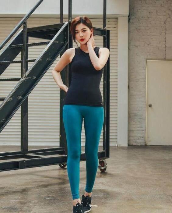 健美身材的打底裤美女，身材曲线凹凸分明，双腿修长紧致！