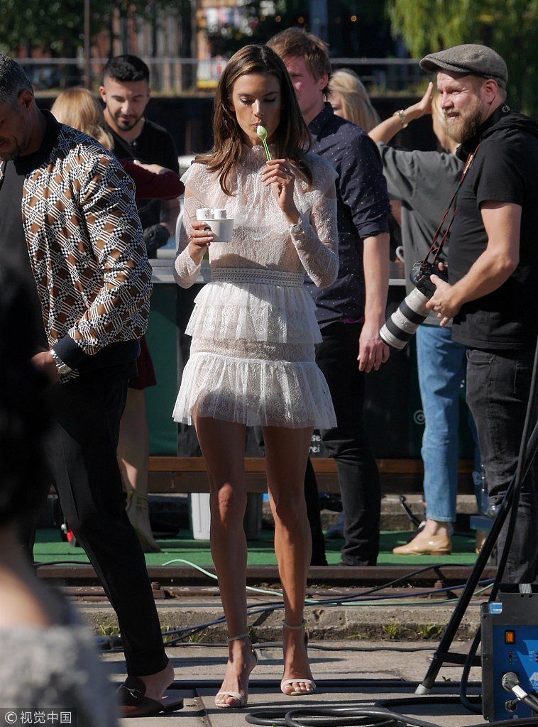 超模安布罗休穿白纱裙晒纤细大长腿  边走边吃冰淇淋暴露“吃货”