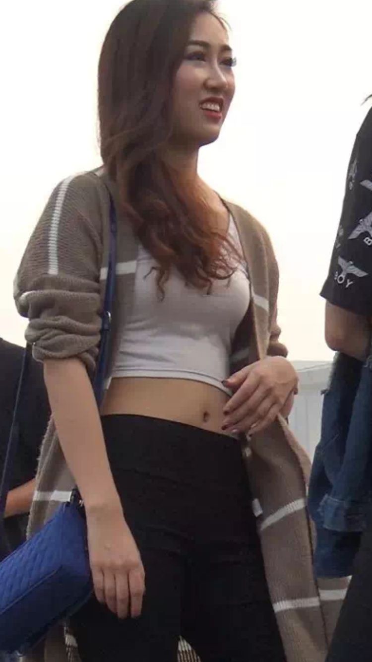 街拍丨捕捉到一只穿紧身裤的睫毛精，很撩!