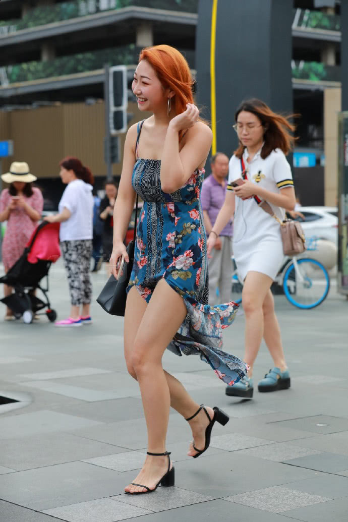 美女身穿吊带开叉连衣裙，一阵微风吹过扬起裙摆，真的是太美了