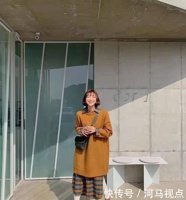 『宽松』女人过40少穿卫衣吧,掉档次!今年流行“百搭毛衣”,减龄又洋气