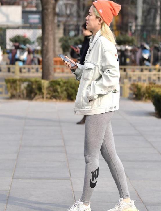  「气质」街拍：情致两饶的美女，一件白色上衣配黑色裤子，时尚唯美气质范