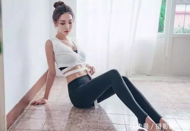 路人街拍，时尚小姐姐穿露脐装显露纤细小蛮腰，大长腿抢镜！