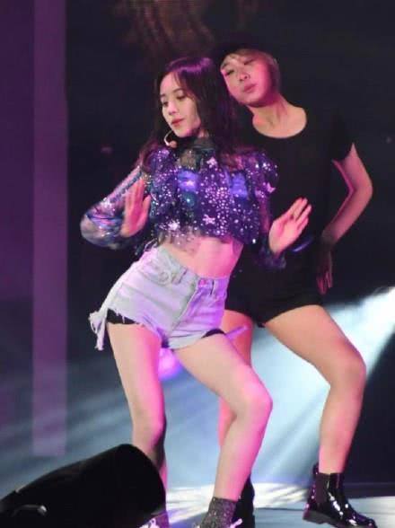 165的“明玉”和159鞠婧祎同穿短裤，终于知道身高不够，什么来凑