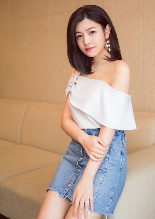 陈妍希真会玩，一袭白裙很甜美，“水管鞋”刷新我的三观！