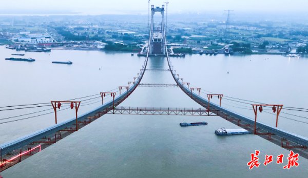 我国首座公铁两用悬索桥主缆“过江”，主缆钢丝总长可绕地球四圈