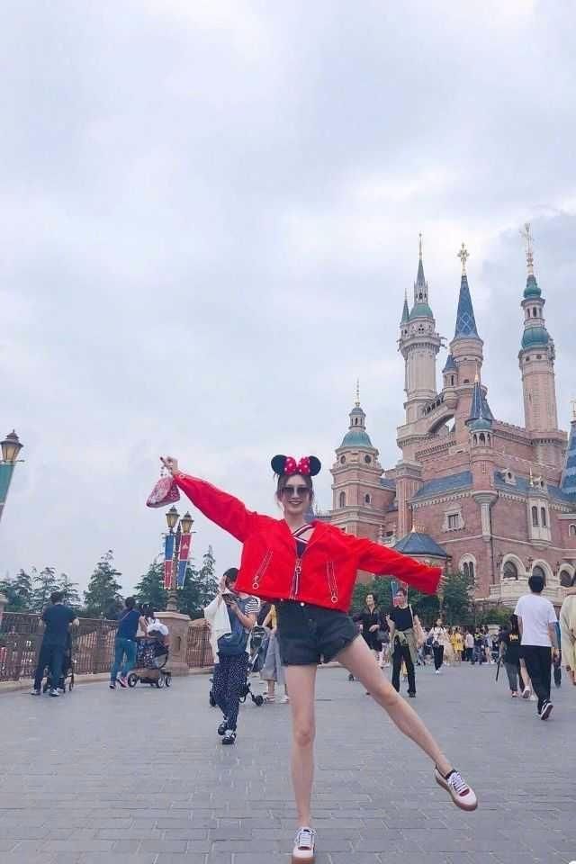 看了江疏影的照片，才知道旅行应该这样穿，网友：颜值是关键！