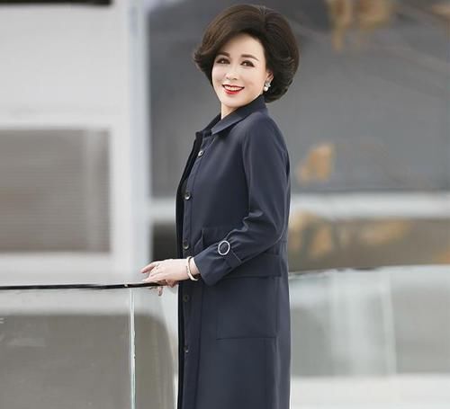  优雅@拥有细长美腿的小姐姐西装风衣搭配，真的显气质！