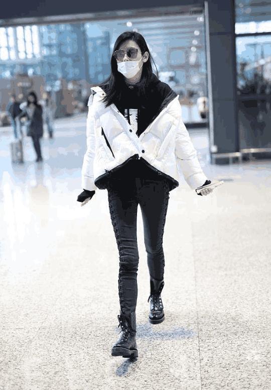 奚梦瑶摔倒后机场戴口罩, 滑肩穿衣秀长腿, 网友: 终于穿裤了!