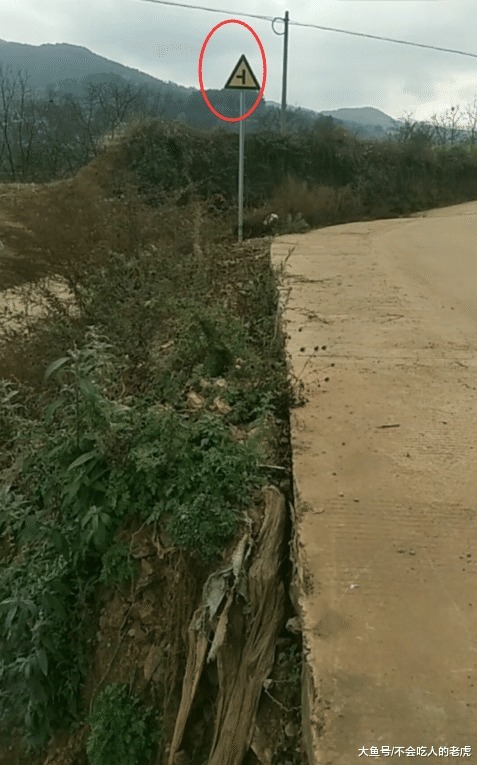 汽车：云南巧家水泥路成游乐场，小孩与汽车迎头相撞，网友称太危险了