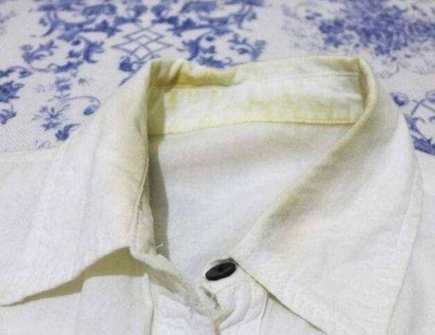 「泛黄」白色衣领泛黄咋洗？拿这个常用物搓一搓，立马洁净没污渍