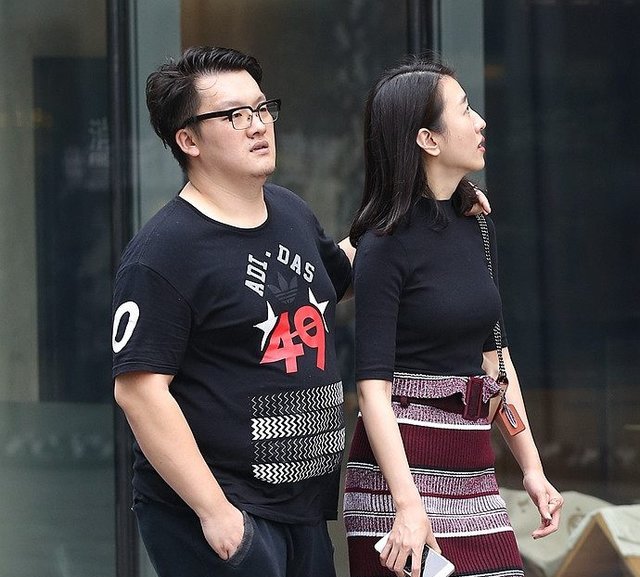 街拍俊逸形体窈窕之女，既不显山露水地张扬，大街上很难才能看到