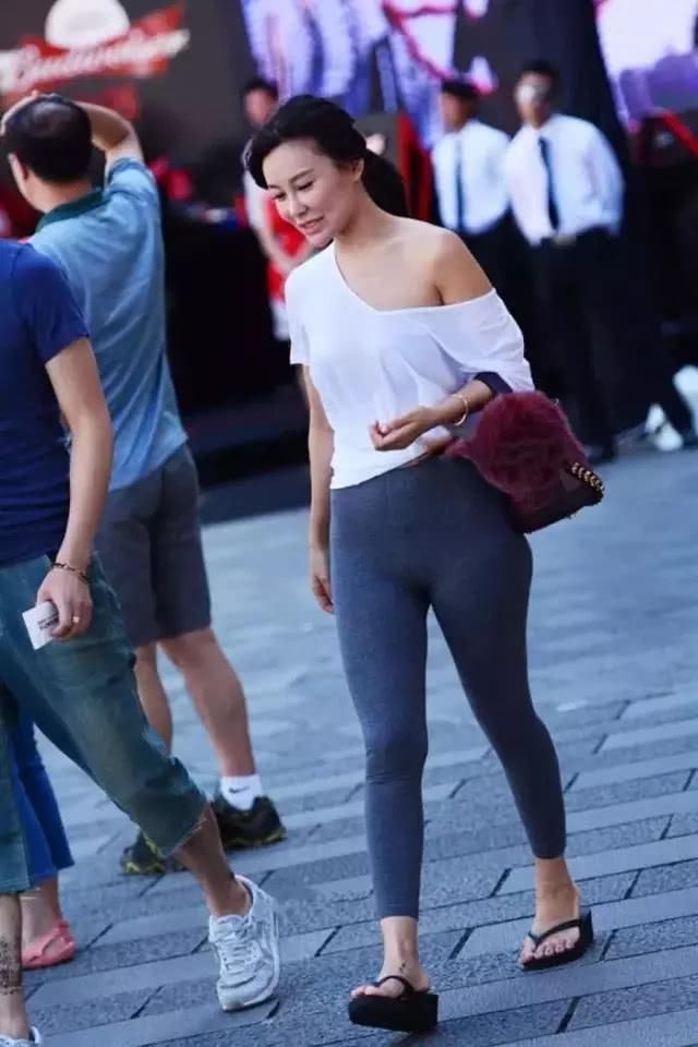 本以为阔腿裤很美，看了穿紧身裤的姐姐后，才发觉错过好多