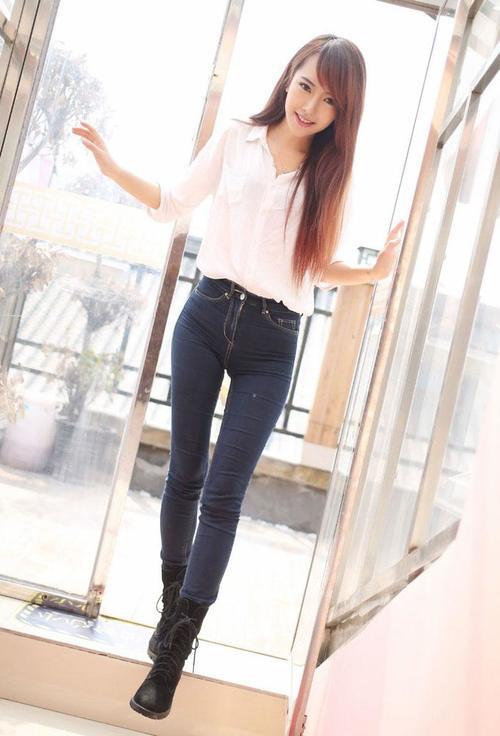 紧身裤轻松又前卫, 气质妹子不羁洒脱，显女人迷人风采！