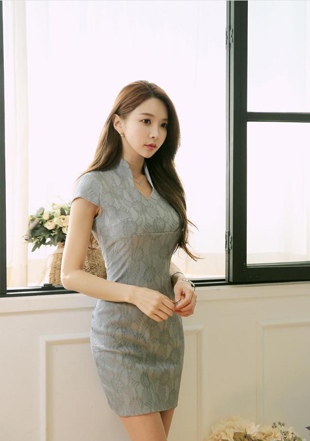 街拍:小姐姐渔网袜出街，时尚中透露着一点儿小性感！