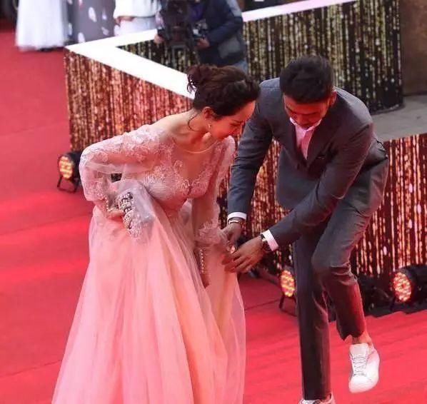 穿高跟鞋有多辛苦?冉莹颖脚被勒出印，她的脚趾变形