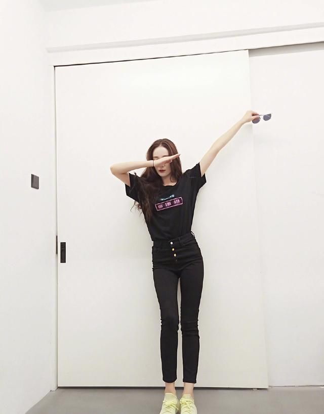 美不美看大腿，看完莫文蔚、热巴、娜扎的腿，再看自己的腿真扎心