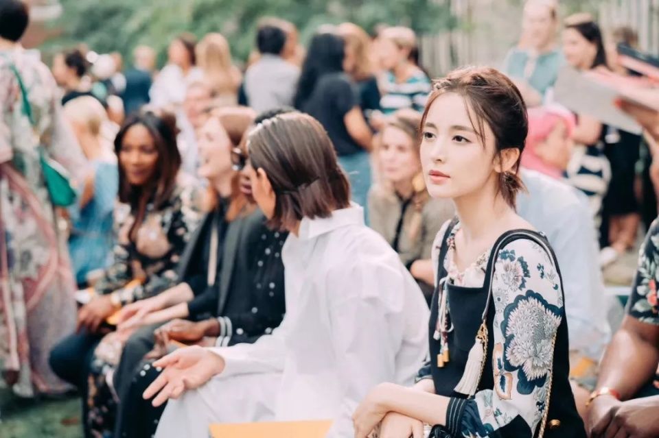 娜扎预测黄铜包边帆布鞋将成爆款，Tory Burch把浪漫融入运动风!