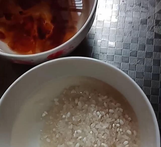 白皙：熬一碗桃花粥，喝了皮肤白皙有光泽度，美容护肤又美容养颜