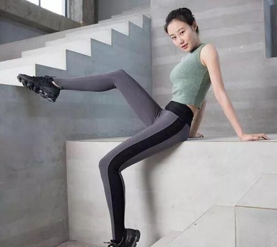 打底裤衬托出时尚感体现优雅的女人味，展示出女人英俊自傲的气质