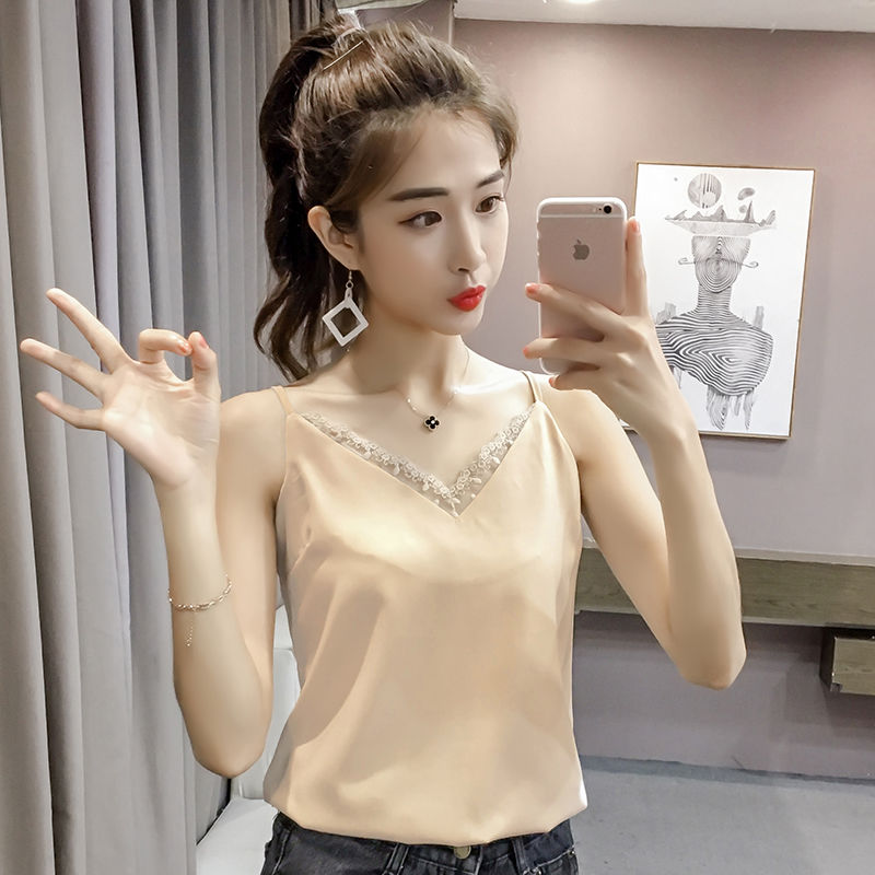 丰满的女人出门就穿个小背心，简单又诱惑，上街满满回头率