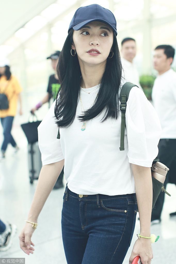 “辣妈”姚晨撩发秀婚戒眼睛无神显疲惫  背双肩包疾走展长腿青春