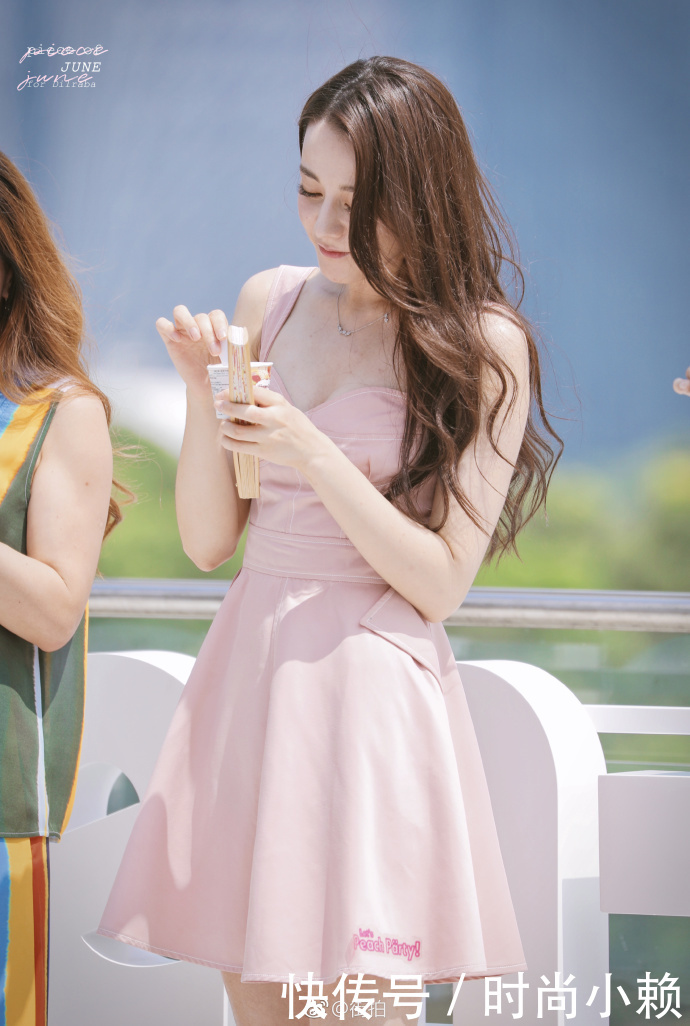 路人街拍，今天水蜜桃女孩儿迪丽热巴，青春有活力