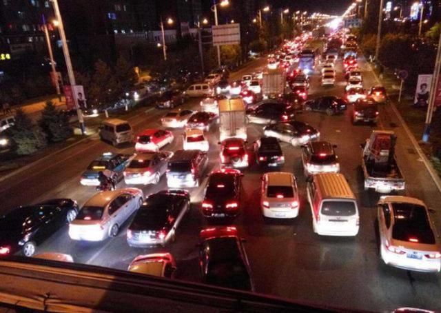  汽车@国内堵车的真正原因，真的是修路和红灯多吗？其实不然