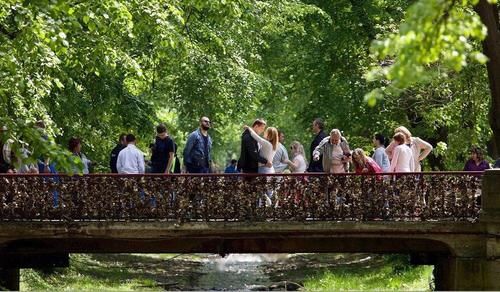 你们的爱情信物，都变成了景区垃圾