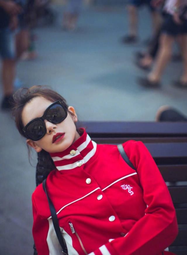 俄罗斯风情，就是要学戚薇随时舞动，美就在这一刹那间