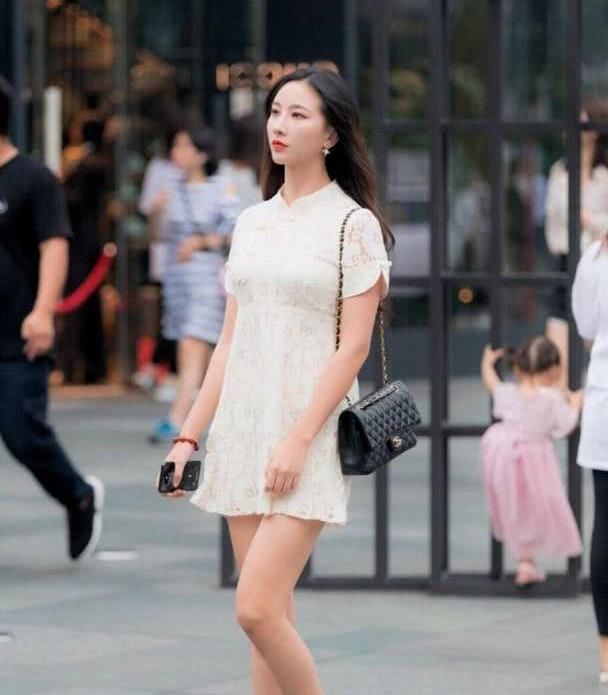  『展现』连衣裙展现你的时尚淑女气质,整个人看上去更加美丽大方