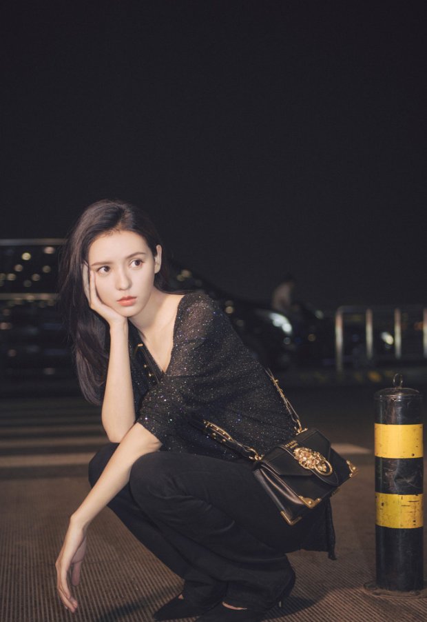 张予曦全身黑色衣服都挡不住长腿魅力，下一个带货女王就是她了吧