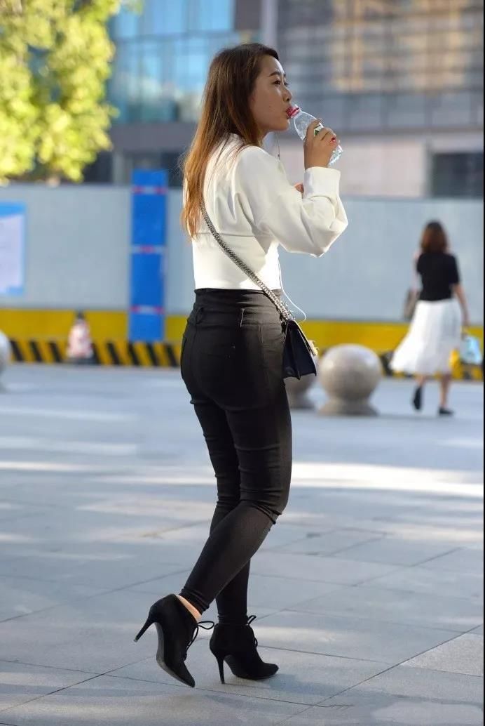 街拍：素颜出行，体态丰满，穿黑裤的翘臀性感美女
