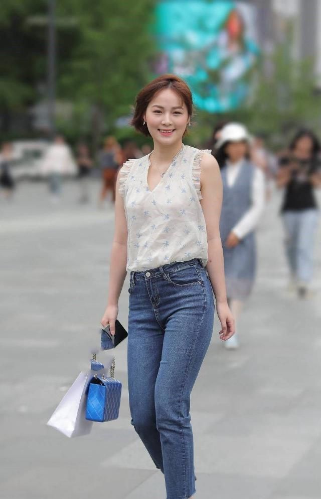  [美女]美女街拍高跟鞋穿起来也是超级有气场的，衬托身材特别的性感
