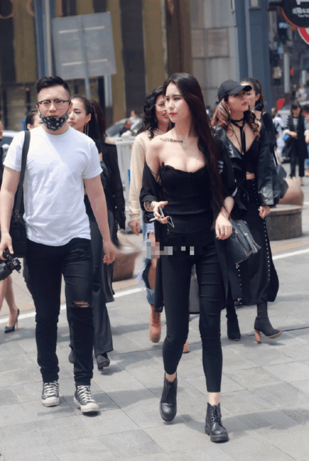 身材不亚于模特, 图四小姐姐诠释女王风范！