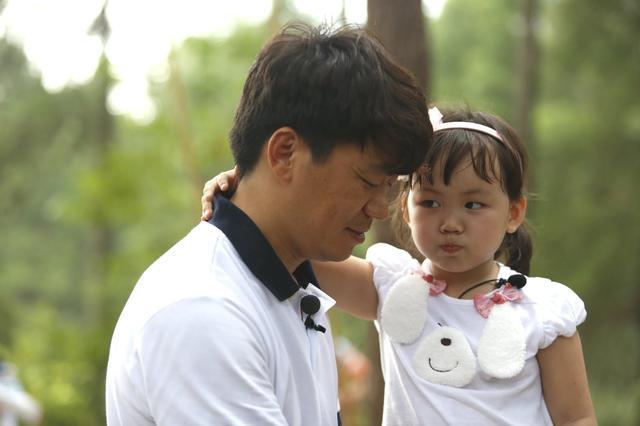 王宝强第二？黄奕前夫再爆贾乃亮被周围人轮着骗，助理吃巨额回扣