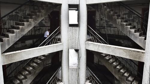 重庆一筒子楼因《少年的你》成网红打卡地，警察定期巡查