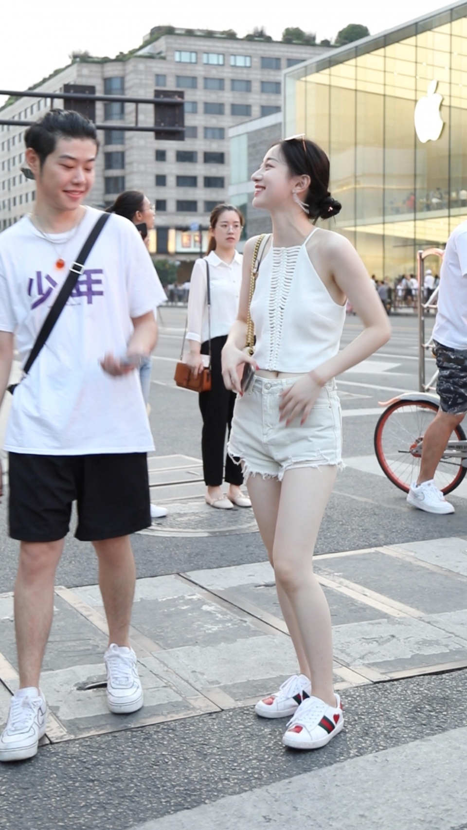 街拍：偶遇两个皮肤白得发光的小姐姐