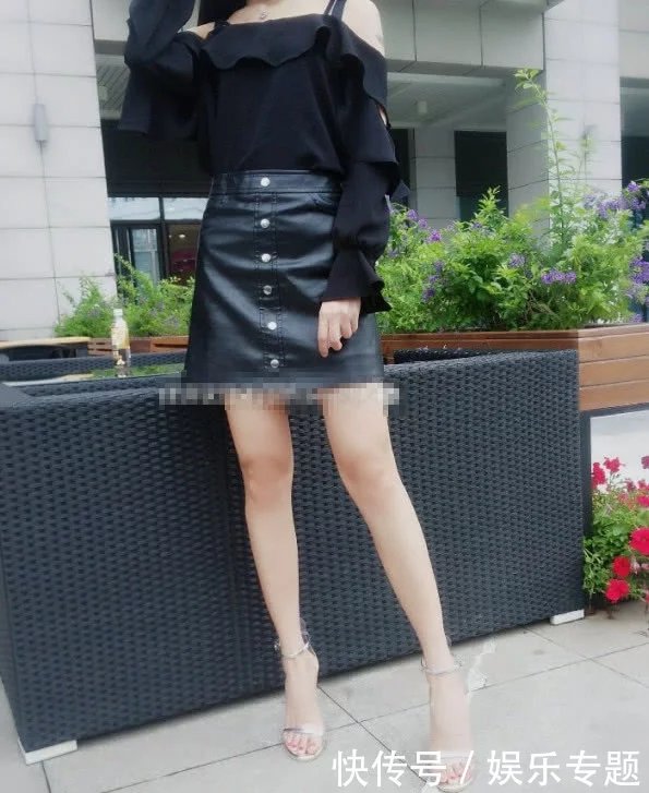 气质小姐姐独坐咖啡馆，包臀裙尽显逆天大长腿，性感小蛮腰让人着