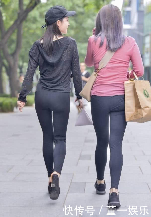 这两位很是时尚小姐姐，走起路来摇摆姿态就像一道道美丽的风景线