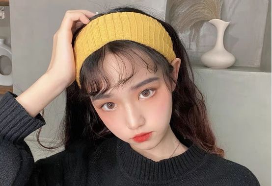  [把头发扎起]头发过于单调，看着不好看？那就快来尝试一下戴发带吧！